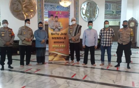 Satu Jam Mengaji Bersama Polisi di Masjid Cut Meutia