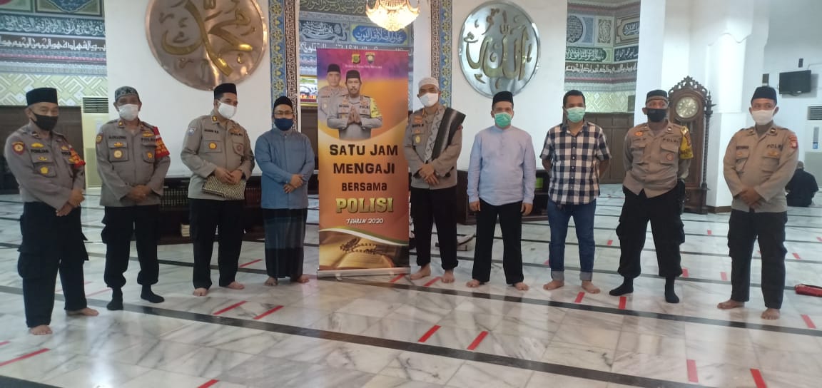 Satu Jam Mengaji Bersama Polisi di Masjid Cut Meutia