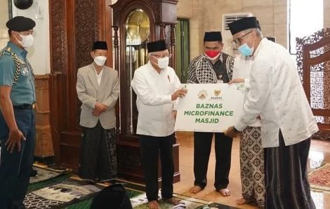 Wapres Serahkan Bantuan BAZNAS Microfinance Masjid Agung Jawa Tengah
