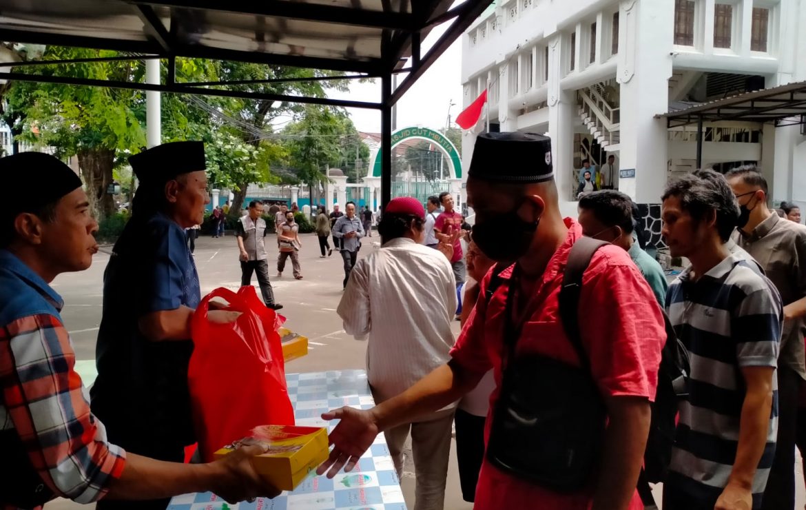 MCM Bagikan Nasi Kotak Usai Shalat Jumat