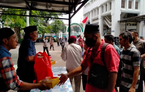 MCM Bagikan Nasi Kotak Usai Shalat Jumat