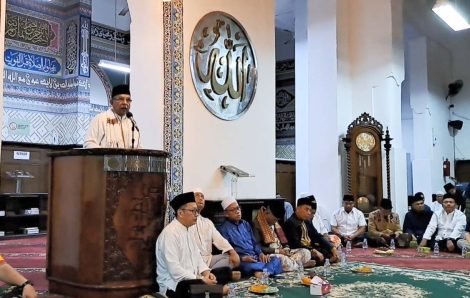 Sekretaris Yayasan Masjid Cut Meutia H. Ashraf Ali Sambut Jamaah Wasilah Subuh