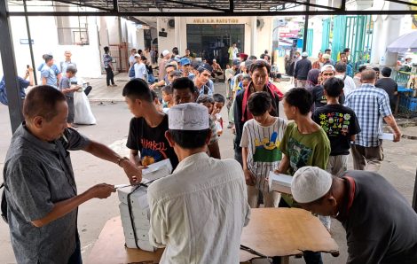 Berbagi Nasi Kotak di Jumat Berkah