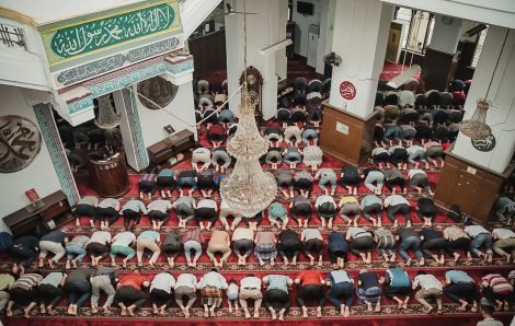 10 Tips Menjaga Kebersihan Lingkungan Masjid agar Ibadah Khusyuk
