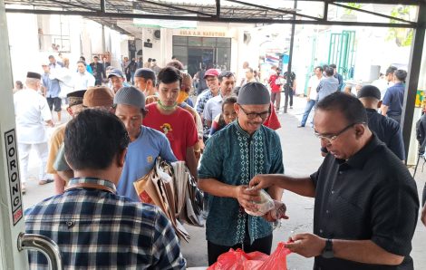 100 Mangkok Bakso untuk Jamaah Masjid Cut Meutia