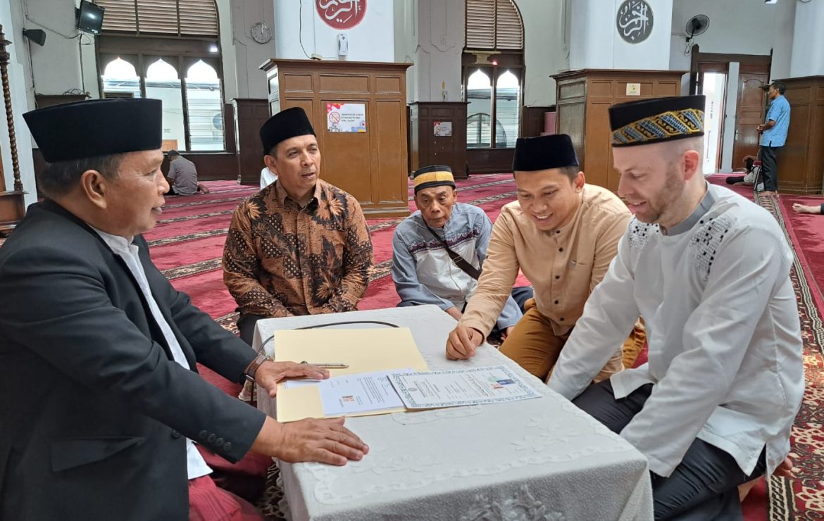 Thomas, Bule Asal Swiss Masuk Islam di Masjid Cut Meutia