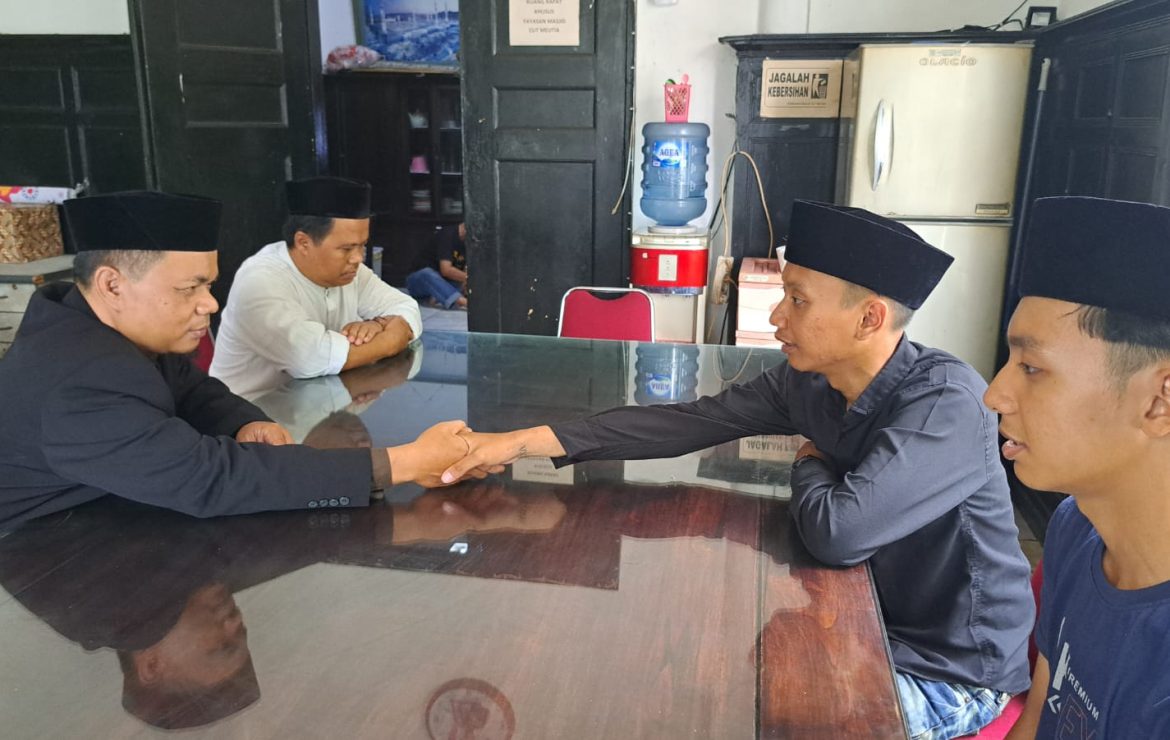 Aditya Asal Jebres Masuk Islam di Masjid Cut Meutia