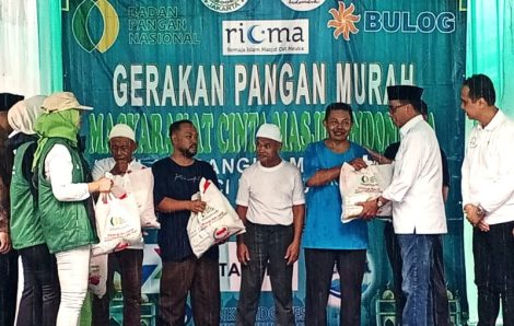 MCMI Tebar Sembako Murah di Halaman Masjid Cut Meutia