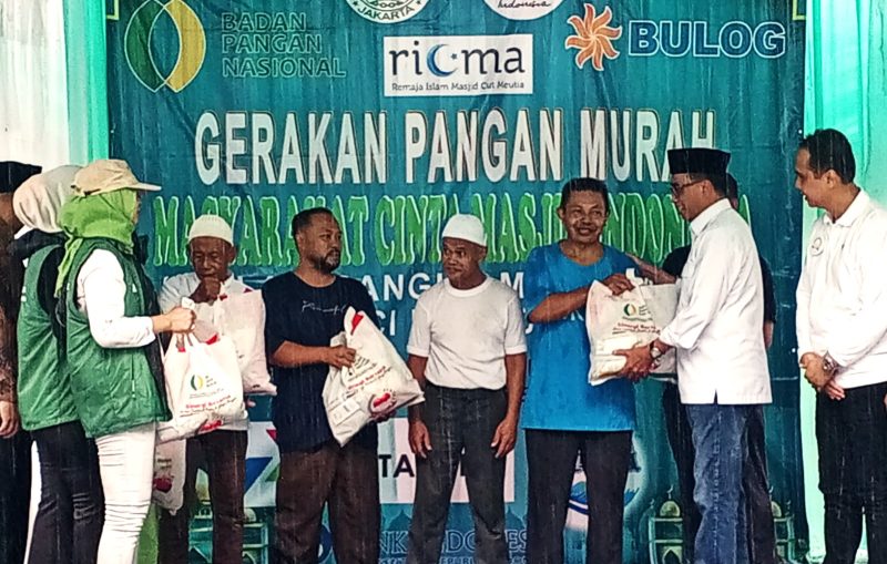 MCMI Tebar Sembako Murah di Halaman Masjid Cut Meutia