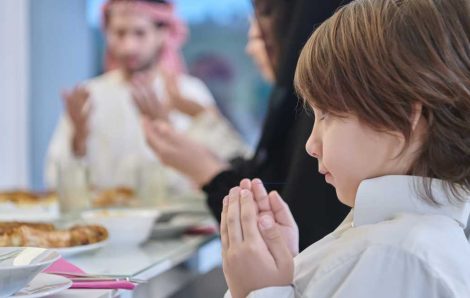 Tips Mengajarkan Anak Usia Dini Berpuasa di Bulan Ramadan