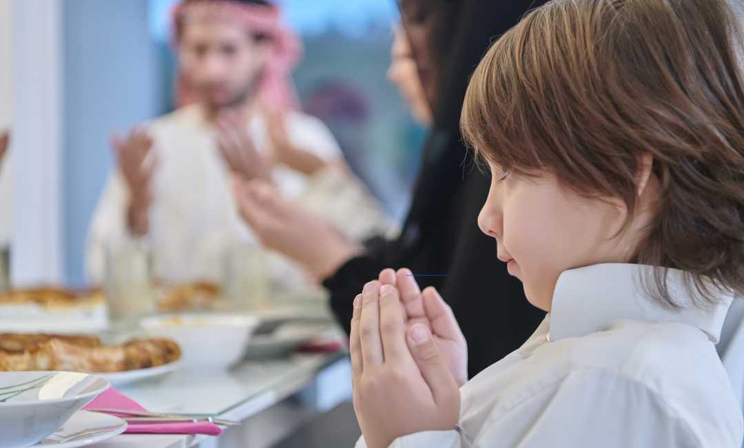 Tips Mengajarkan Anak Usia Dini Berpuasa di Bulan Ramadan