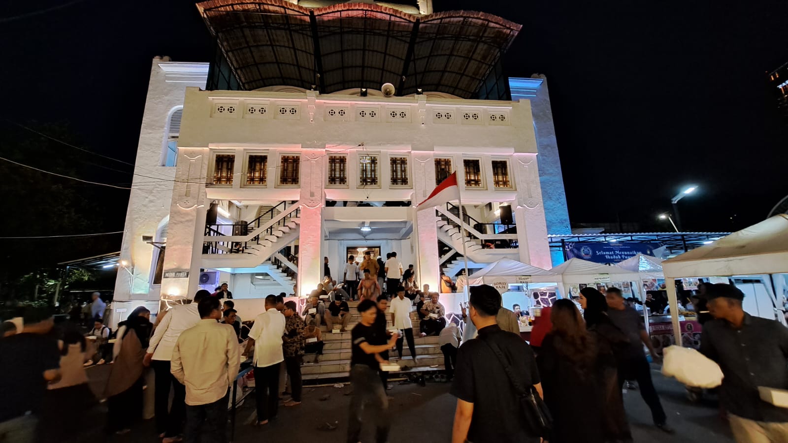 shalat tarawih di masjid cut meutia