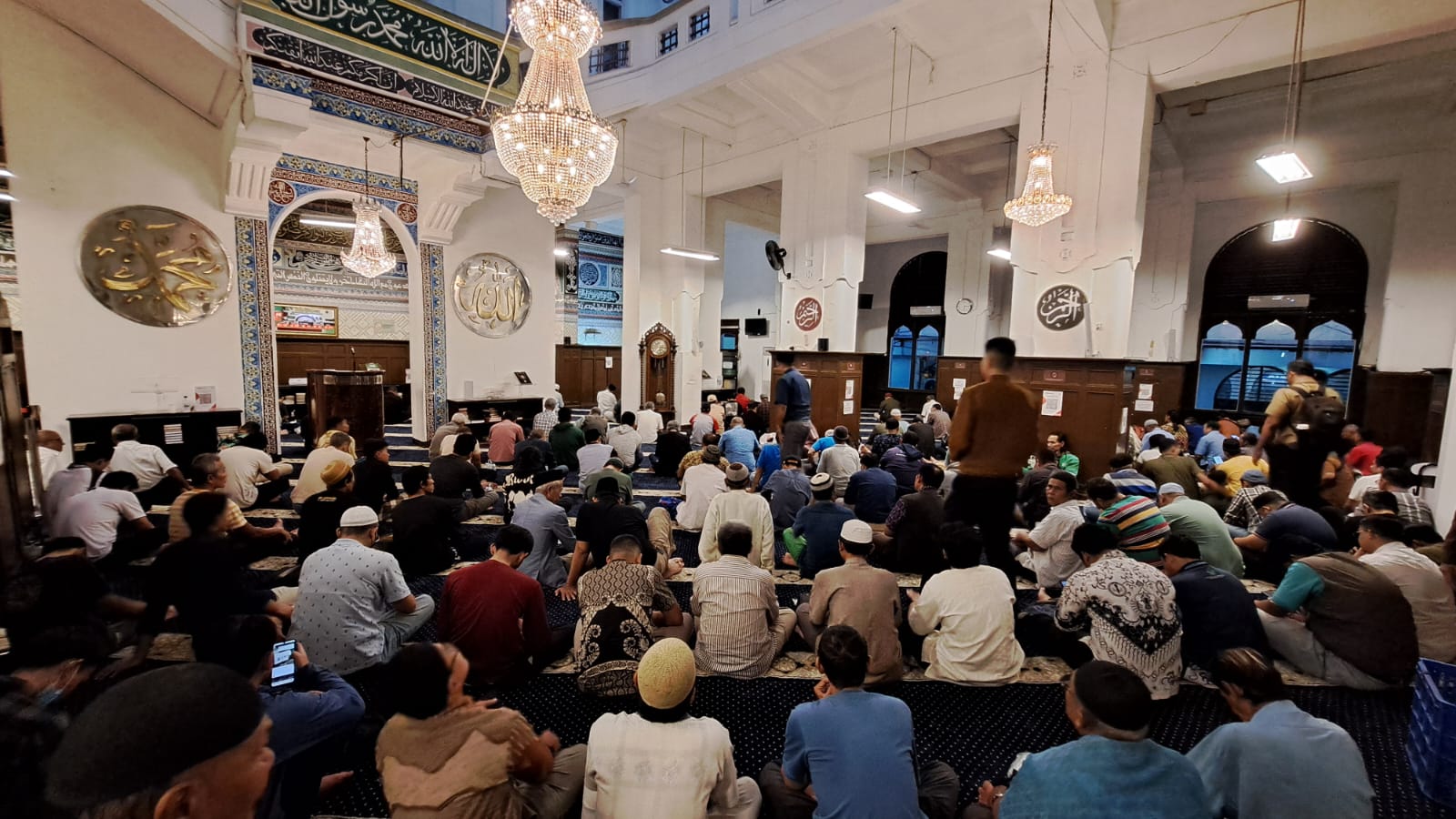 shalat tarawih di masjid cut meutia